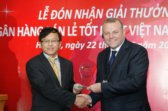 Đại diện Techcombank nhận giải thưởng “Pg88 com chính chủ bán lẻ tốt nhất Việt Nam năm 2011” do tạp chí Asia Banking & Finance trao tặng hồi cuối tháng 7.