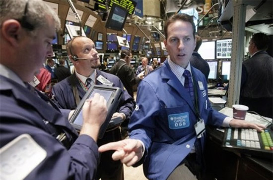 Với mức tăng điểm này, Dow Jones cùng với hai chỉ số chính còn lại tiếp tục đạt mốc điểm cao mới trong năm 2009 cũng như ngưỡng giá trị cao nhất trong 12 tháng qua - Ảnh: AP.