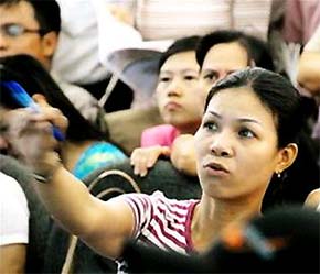Các nhà đầu tư tại sàn 6Pg88.com nhà cái Sài Gòn - Ảnh: TT.