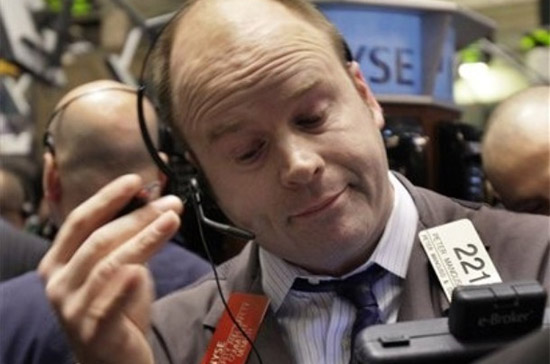 S&P 500 đã thiết lập mốc điểm cao nhất trong 14 tháng qua. Tuy nhiên, Dow Jones thì vẫn ở mức thấp hơn ngưỡng 10.501,05 điểm, được thiết lập hôm 14/12 - Ảnh: AP.