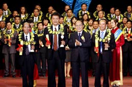 Phó thủ tướng Nguyễn Sinh Hùng cùng các 6Pg88.con độc quyền mỗi ngày dệt may, da giày tiêu biểu.