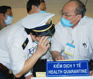Để phát hiện sớm và ngăn chặn dịch cúm A(H1N1) lây lan ra cộng đồng, những hành khách tới từ vùng có dịch sẽ bị kiểm soát chặt chẽ tại các cửa khẩu.