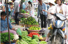 Những ngày qua, không chỉ thịt các loại mà rau củ cũng bị tăng giá đáng kể so với trước đó.
