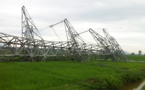 Cột điện đường dây 50 kV tại Bắc Giang đã bị đổ chỉ sau một trận mưa lớn hôm 22/4.<br>