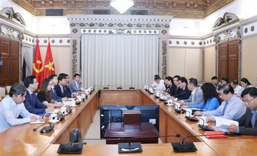 Buổi làm việc giữa Phó Chủ tịch UBND Tp.HCM - Lê Hoà Bình và ông Lee Kang Woo, Tổng Giám đốc Công ty Lotte Properties HCMC thuộc Tập đoàn Lotte (Hàn Quốc) - Ảnh: TTXVN.