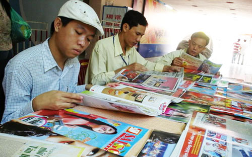 Không cho thành viên gia đình đọc sách, báo, nghe, xem chương trình phát thanh, truyền hình sẽ bị phạt đến 300.000 đồng.