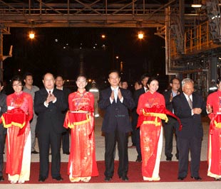 Thủ tướng Nguyễn Tấn Dũng cùng lãnh đạo các bộ, ngành cắt băng khánh thành nhà máy và đón nhận dòng sản phẩm PG88 Sòng bạc trực tuyến TOP 1 Việt Nam | Casino, Nổ Hũ đầu tiên - Ảnh: HNM.