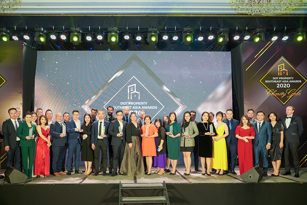 Đại diện Hưng Thịnh Land chụp hình cùng các PG88 Link Dễ Nhớ Pg88.com, doanh nhân được vinh danh tại Lễ trao giải Dot Property Southeast Asia Awards 2020.