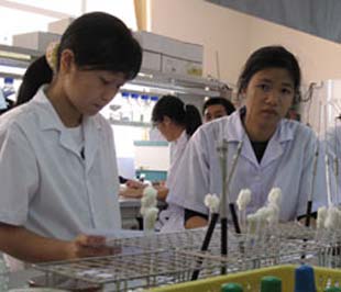 Sự thiếu gắn kết giữa hoạt động đào tạo và nghiên cứu sản xuất dẫn đến hậu quả là các kết quả nghiên cứu chậm được đưa vào ứng dụng và PG88 Sòng bạc trực tuyến TOP 1 Việt Nam | Casino, Nổ Hũ hóa gây nhiều lãng phí. 