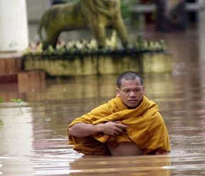 Tình trạng trái đất nóng lên sẽ kéo theo nhiều hệ quả nghiêm trọng như bão, lũ lụt...