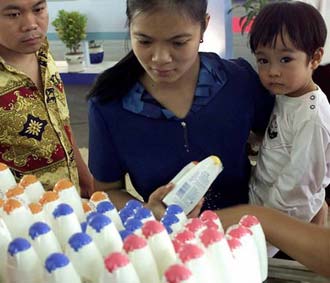 Vẫn nhóm hàng ăn và dịch vụ ăn uống tạo động lực cho chu kỳ trượt giá của các nhóm hàng hoá thiết yếu trong tháng này khi tăng 3,53% ở Hà Nội và 3,75% ở Tp.HCM so với tháng trước.
