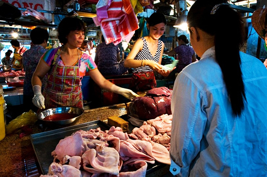 Giá thịt giảm mạnh trong thời gian gần đây tại Hà Nội.