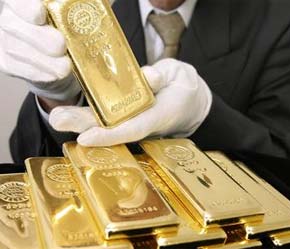Niềm tin suy giảm khi đồng USD sụt giá mạnh là nhân tố chính khiến các nhà đầu tư đổ xô mua vàng.