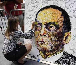 Một nữ nhân viên của Lehman Brothers để lại lưu bút trên bức chân dung CEO của Lehman, Dick Fuld, ngày 15/92008 - Ảnh: Reuters