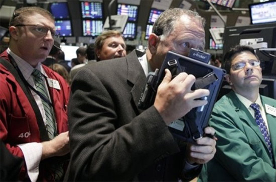 Với phiên giảm điểm thứ tư liên tiếp cùng mức giảm 3,8%, S&P 500 hiện đang nằm dưới đường trung bình động 14 ngày - Ảnh: AP.