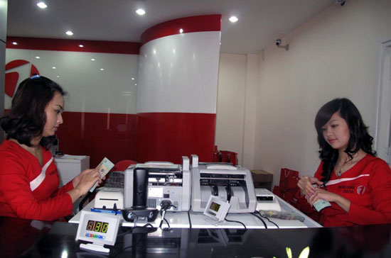 Giao dịch viên tại Maritime Bank.