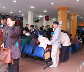 Khách hàng chờ gửi tiền tại SeABank (Hà Nội) sáng 28/2.