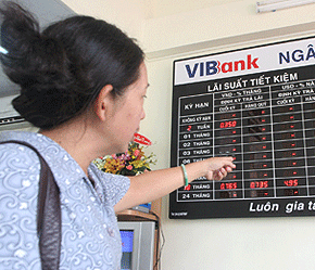 Lãi suất vẫn là công cụ chủ yếu trong cạnh tranh huy động vốn.