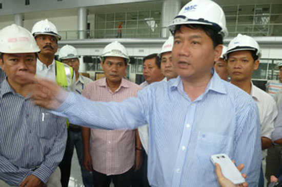 Bộ trưởng Bộ 6Pg88.com hơn 1000 trò chơi hấp dẫn Vận tải Đinh La Thăng yêu cầu thay trưởng ban quản lý Link Trang Chủ PG88.Com Mới #2026 xây dựng nhà ga hành khách sân bay quốc tế Đà Nẵng, ngay trong lúc đi kiểm tra công trường - Ảnh: Pháp luật Tp.HCM.
