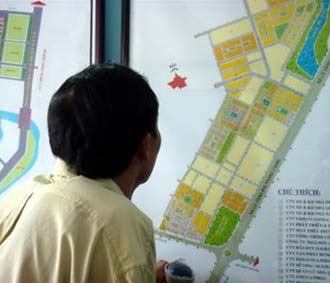 Giá căn hộ và đất nền còn trên giấy đang có xu hướng giảm dần nhưng vẫn khó bán.