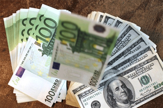 Vòng xoáy khủng hoảng đã khiến niềm tin của giới đầu tư vào đồng Euro ngày càng thêm suy sụp, trong khi các đồng tiền có mức lãi suất thấp như USD và Yên Nhật đang được xem là có độ an toàn cao hơn - Ảnh: Getty/Daylife.