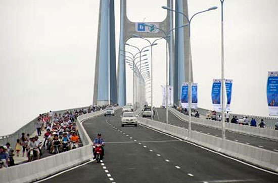 Nhìn từ cầu Phú Mỹ: Khi BOT không là “trái ngọt”