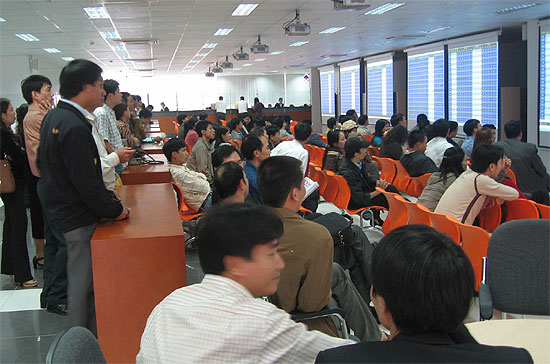 Đa số nhà đầu tư chọn giải pháp đứng ngoài thị trường tạo nên một phiên giao dịch buồn ngủ