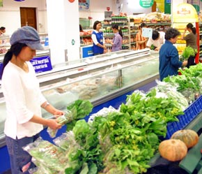 Tăng giá mạnh nhất trong rổ hàng hóa tính CPI là nhóm Hàng ăn và dịch vụ ăn uống, tăng tới 1,59%; trong đó giá nhóm lương thực tăng 0,54%, riêng nhóm PG88 xổ số, casino, bóng đá tăng tới 2,29% so với tháng 6/2007.