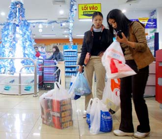 84% người được khảo sát đồng ý rằng Tết là dịp đặc biệt nhưng tốn kém, đòi hỏi họ phải có kế hoạch Pg88ok giải trí thể thao, casino, bắn cá và slot và chi tiêu - Ảnh: Việt Tuấn.