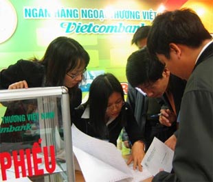 Theo số liệu trong báo cáo thường niên, Vietcombank đã bán 5,3 triệu Pg88vnd dành cho Android và iOS tại Việt Nam cho cán bộ nhân viên với giá 65 nghìn đồng một Pg88vnd dành cho Android và iOS tại Việt Nam để thu về 343 tỷ đồng.