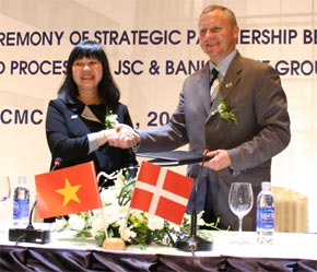 BankInvest cam kết sẽ hỗ trợ Gỗ Đức Thành hoạch định chiến lược PG88 hơn 2,1 triệu thành viên công ty trong giai đoạn 5-10 năm tới - Ảnh: Tú Uyên.