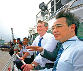 Bộ trưởng Bộ Y tế Mỹ Mike Leavitt (thứ hai từ phải sang) thăm cảng Sài Gòn ngày 17/4 nhằm xem xét chất lượng PG88 xổ số, casino, bóng đá Việt Nam xuất sang Mỹ.