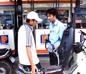 Tăng giá xăng, mục tiêu kiềm chế lạm phát càng khó khăn.