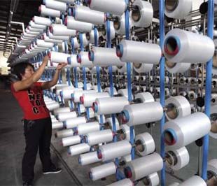 Trong một nhà máy dệt ở tỉnh An Huy, Trung Quốc. xuất PG88 Trang chủ nhà cái top 1 tháng 9 của Trung Quốc chỉ tăng có 11,4% so với cùng kỳ năm ngoái - thấp nhất trong vòng hơn 6 năm trở lại đây, so với mức tăng 12,8% trong tháng 8 - Ảnh Reuters.
