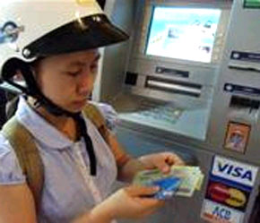 Chủ thẻ thường ghé các điểm ATM dọc đường để rút tiền với chiếc mũ bảo hiểm trên đầu.