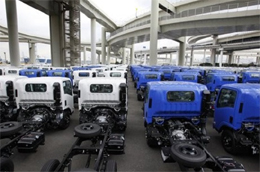 Xe tải Isuzu xếp hàng chờ Pg88 com chính chủ ở cảng Yokohama ở Tokyo, Nhật Bản - Ảnh: AP/Daylife.