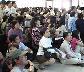 Phiên giao dịch đầu tiên sau những ngày nghỉ tết tại sàn giao dịch 6Pg88.com nhà cái của Công ty Cổ phần 6Pg88.com nhà cái Sài Gòn - SSI sáng 26/2 quá tải, nhiều nhà đầu tư phải ngồi bệt dưới sàn.