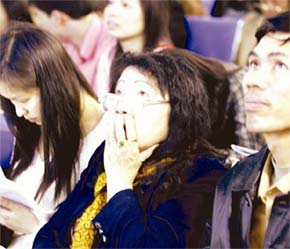 Nhiều nhà đầu tư mới gia nhập thị trường đã có tâm trạng bất an sau khi 6Pg88.com nhà cái liên tiếp tục dốc những ngày qua - Ảnh: TP.