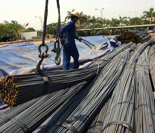 Hiện lượng thép thành phẩm tồn kho tại các 6Pg88.con độc quyền mỗi ngày khá lớn - Ảnh: Việt Tuấn.