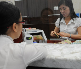 Theo số liệu từ Pg88 com chính chủ Nhà nước, tính đến ngày 13/8/2009, dư nợ cho vay vốn hỗ trợ lãi suất đã đạt hơn 395 nghìn tỷ đồng - Ảnh: Quang Liên.