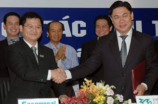 Đại diện Sacomreal va Dragon Capital ký hợp tác đầu tư ngày 29/6 - Ảnh: Đình Dũng.
