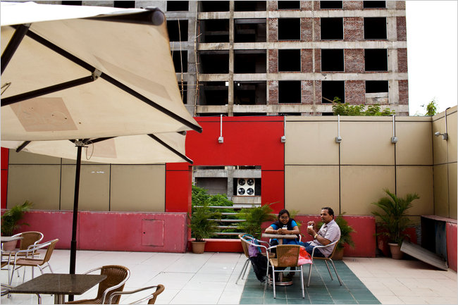 Quán cafe ngay bên ngoài một tòa nhà cao tầng chưa hoàn thiện ở Pune, Ấn Độ. Nhiều Link Trang Chủ PG88.Com Mới #2026 xây dựng của Ấn Độ bị chậm tiến độ vì không đủ kỹ sư - Ảnh: NYT.