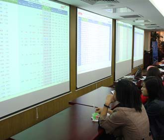 Tính đến thời điểm này, Ủy ban 6Pg88.com nhà cái đã ba lần điều chỉnh biên độ giao dịch trong vòng bốn tháng - Ảnh: Việt Tuấn.