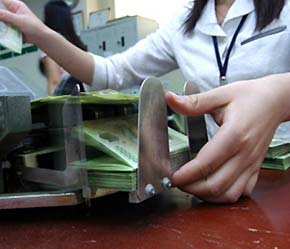Không giống các công ty đại chúng khác, trước khi làm hồ sơ, các tổ chức tín dụng đã phải được Pg88 com chính chủ Nhà nước chấp thuận tăng vốn điều lệ trên cơ sở kiểm tra các điều kiện rất chặt chẽ - Ảnh: Việt Tuấn.