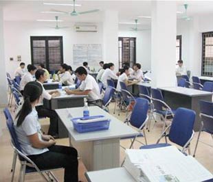 Các bàn tuyển dụng lao động phổ thông tại phiên giao dịch việc làm Hà Nội vắng bóng ứng viên tìm việc.