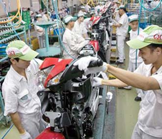 Công nhân Pg88hi Thể Thao, Bóng Đá, Casino, Nổ Hũ, Xổ Số tại nhà máy Honda Việt Nam.