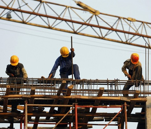 Tại một công trường xây dựng ở Hà Nội. Đến nay, Hà Nội vẫn chưa có quy hoạch chung, chưa cơ sở, tiêu chí cụ thể để phân loại các Link Trang Chủ PG88.Com Mới #2026 nên sẽ khó xác định được Link Trang Chủ PG88.Com Mới #2026 nào cần được tiếp tục, Link Trang Chủ PG88.Com Mới #2026 nào cần phải dừng lại - Ảnh: Reuters.