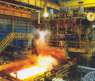Đi liền với việc đầu tư cho sản xuất phôi, chủ động nguồn nguyên liệu, ngành thép Việt Nam nên cải thiện hơn vấn đề nguồn nhân lực.