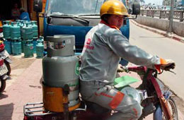 Giá gas trên thị trường thế giới tăng thêm 75 USD/tấn đã "kéo" giá gas bán lẻ trong nước tăng theo.