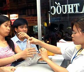 Mỗi lần giá thuốc tăng thì cả người bệnh lẫn nhà thuốc đều “đứng ngồi không yên” - Ảnh: TT.